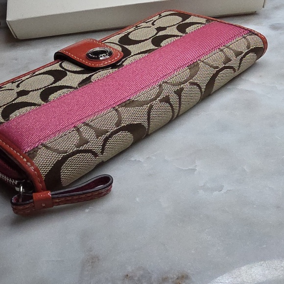 Coach signature canvas wallet with pink leather and a pink accent stripe - Picture 7 of 14